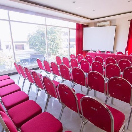 Luxpoint Hotel Baratajaya Surabaya Eksteriør billede