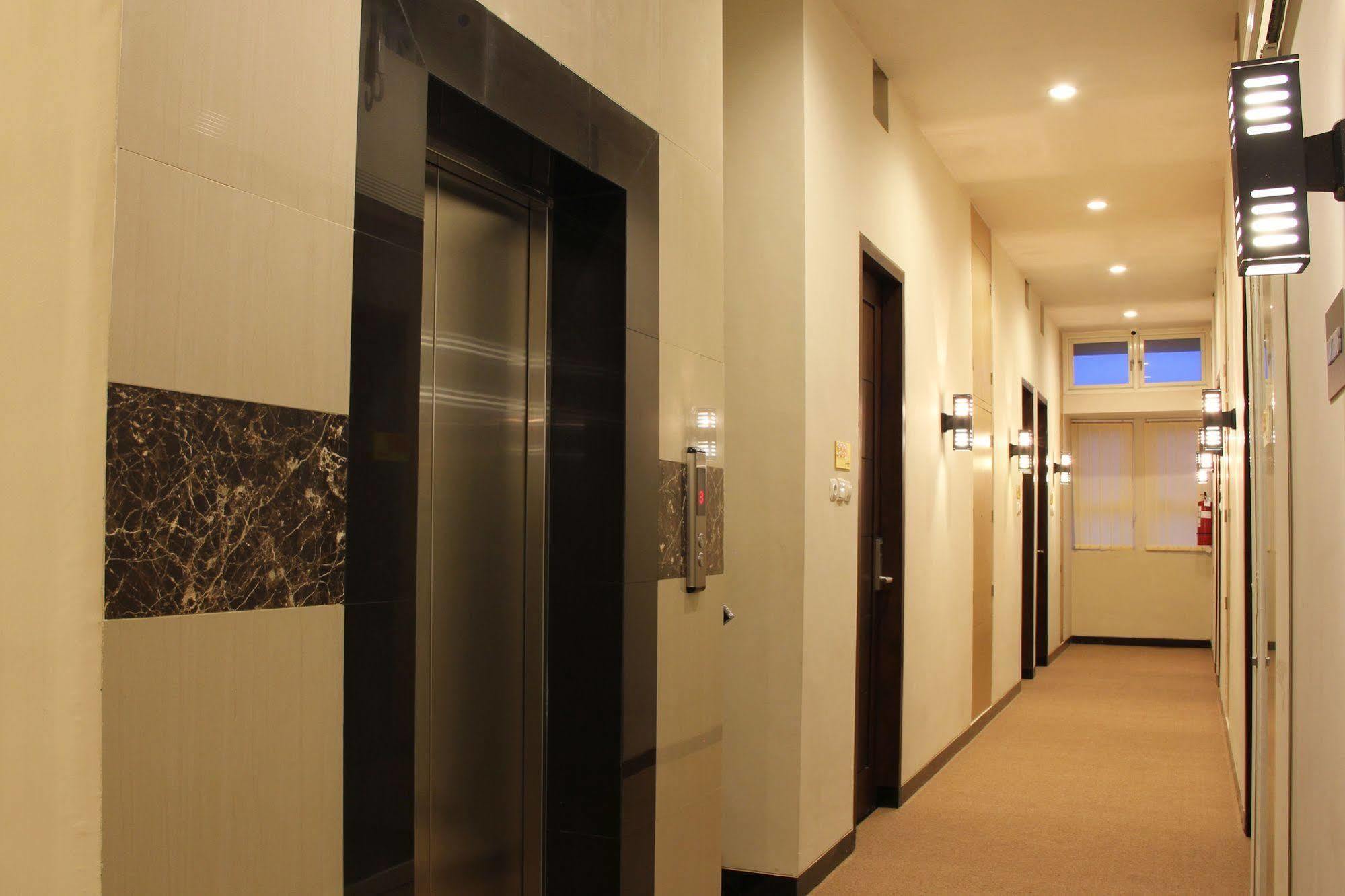 Luxpoint Hotel Baratajaya Surabaya Eksteriør billede